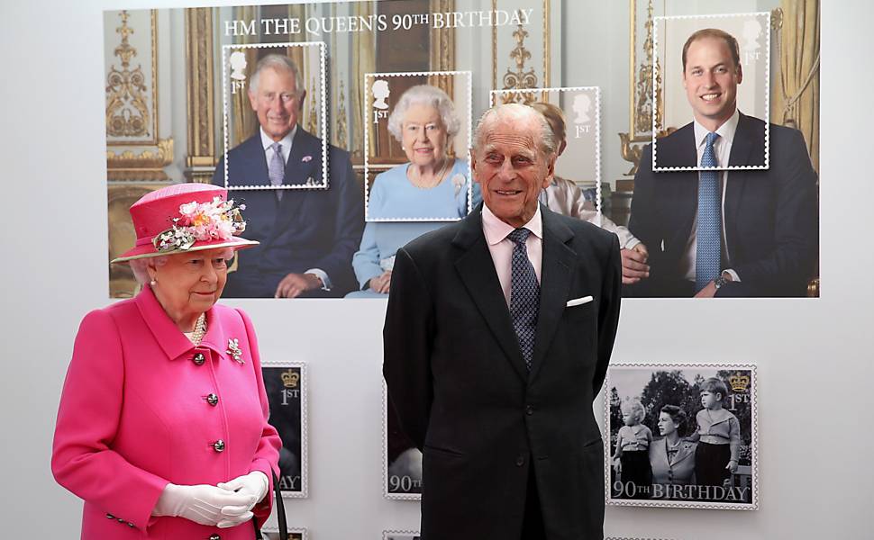 A rainha  Elizabeth 2ª e o Duque de Edimburgo passam por imagem feita para selo real durante visita ao Royal Mail Windsor, em Windsor