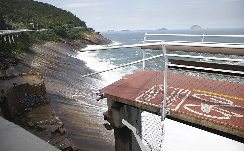 Trecho de nova ciclovia desaba no Rio