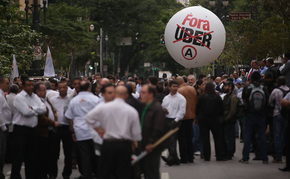 Taxistas protestam contra o Uber em SP