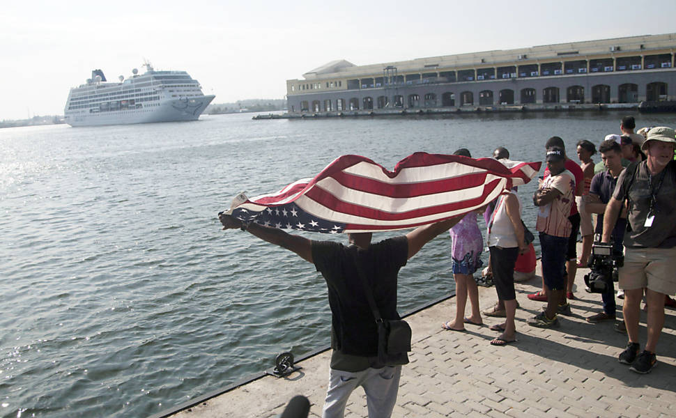 Navio cruzeiro americano chega a Cuba