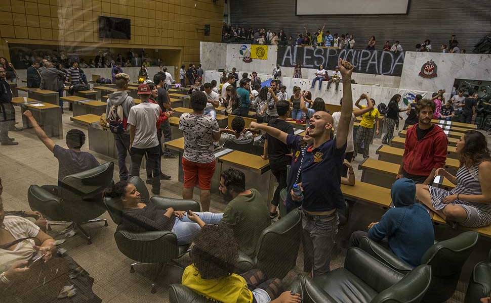 Estudantes secundaristas invadem a Assembleia Legislativa