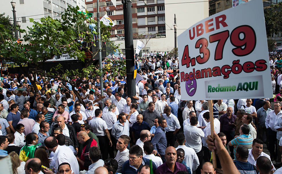 Taxistas protestam contra o Uber em SP