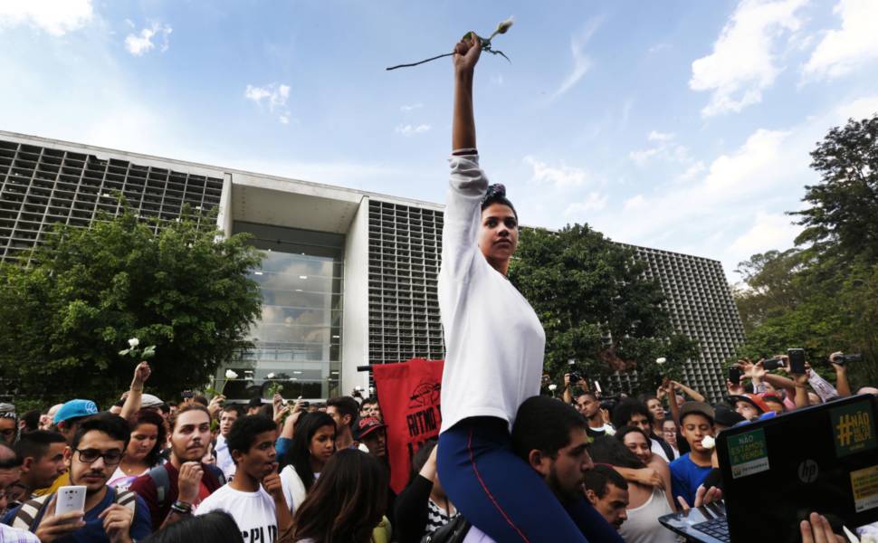 Estudantes acatam deciso judicial e desocupam a Assembleia