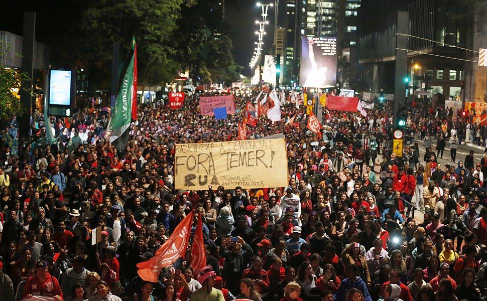 Manifestantes contrrios ao impeachment fecham a Paulista