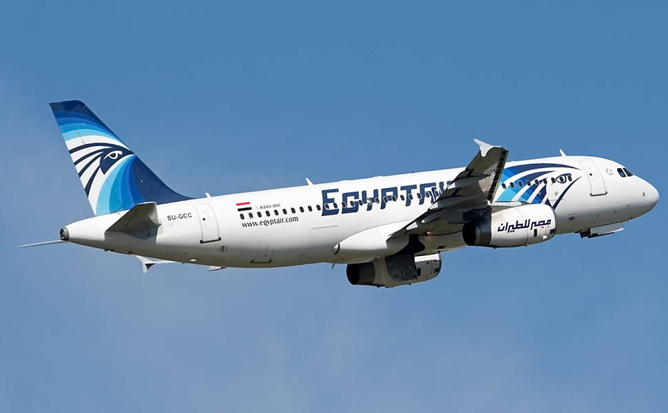 Voo da EgyptAir desaparece com 66 a bordo