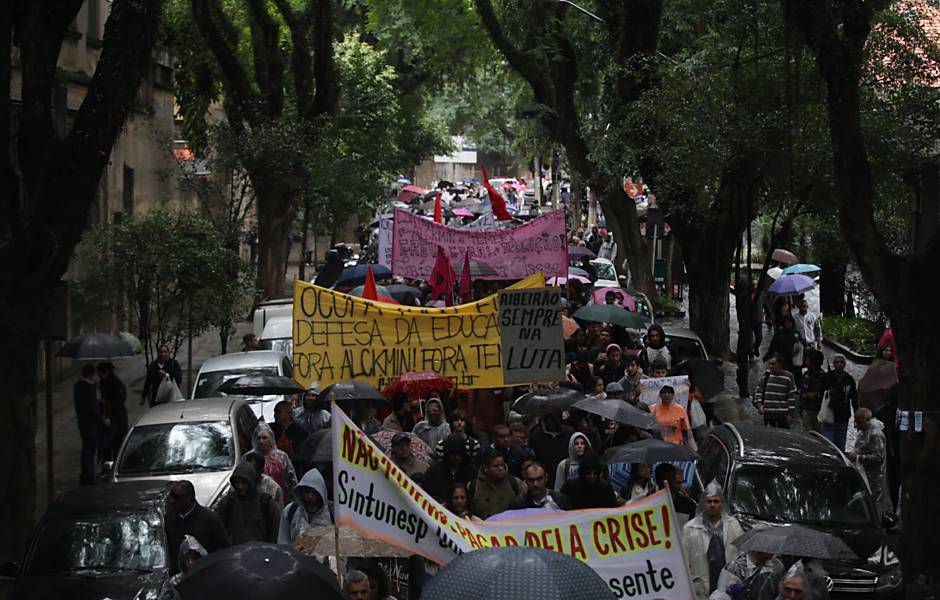 Protesto de universidades paulistas contra cortes
