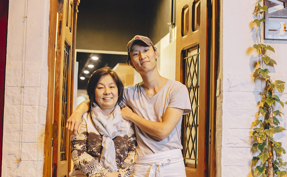 Myung Yul Shin Lee e o filho Paulo Shin em frente ao restaurante Komah, na Barra Funda