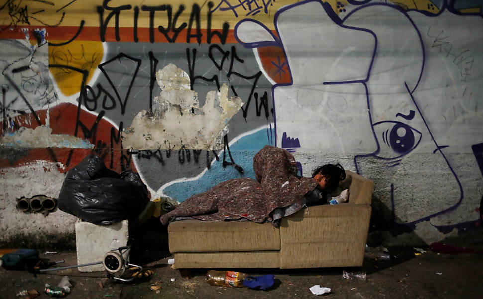 Moradores de rua enfrentam madrugada fria em So Paulo