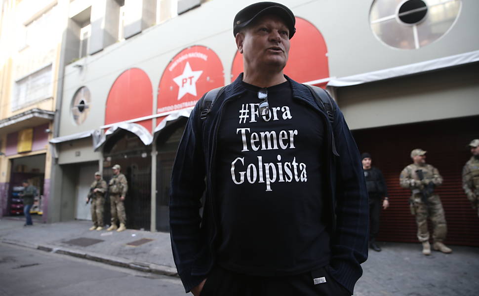 Protesto na frente da sede do PT, que é alvo de operação na manhã desta quinta-feira (23), enquanto a Polícia Federal guarda a entrada do local, no centro de São Paulo