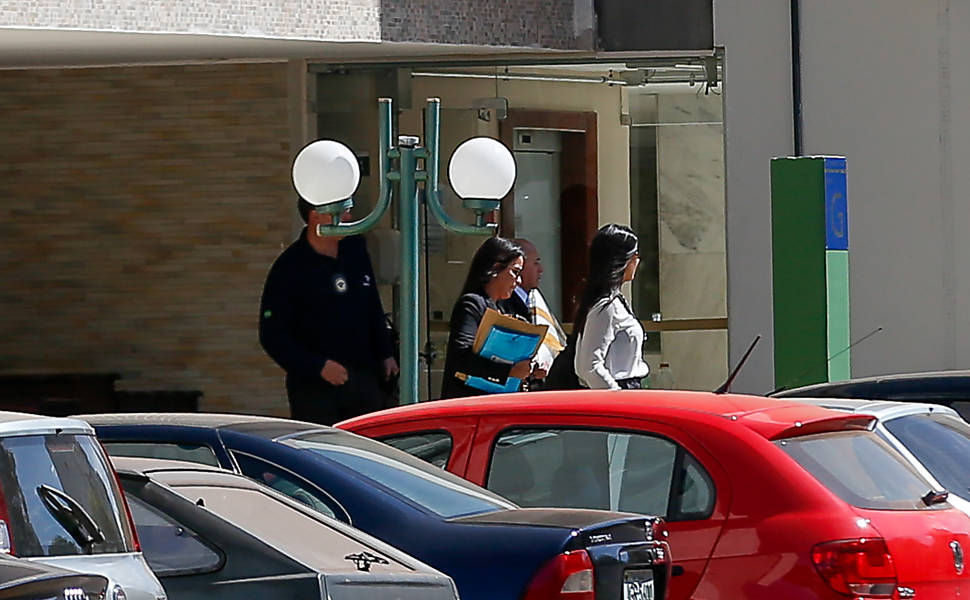 Agentes da Polícia Federal e da Receita Federal deixam o prédio onde mora o ex-ministro Paulo Bernardo, em Brasília