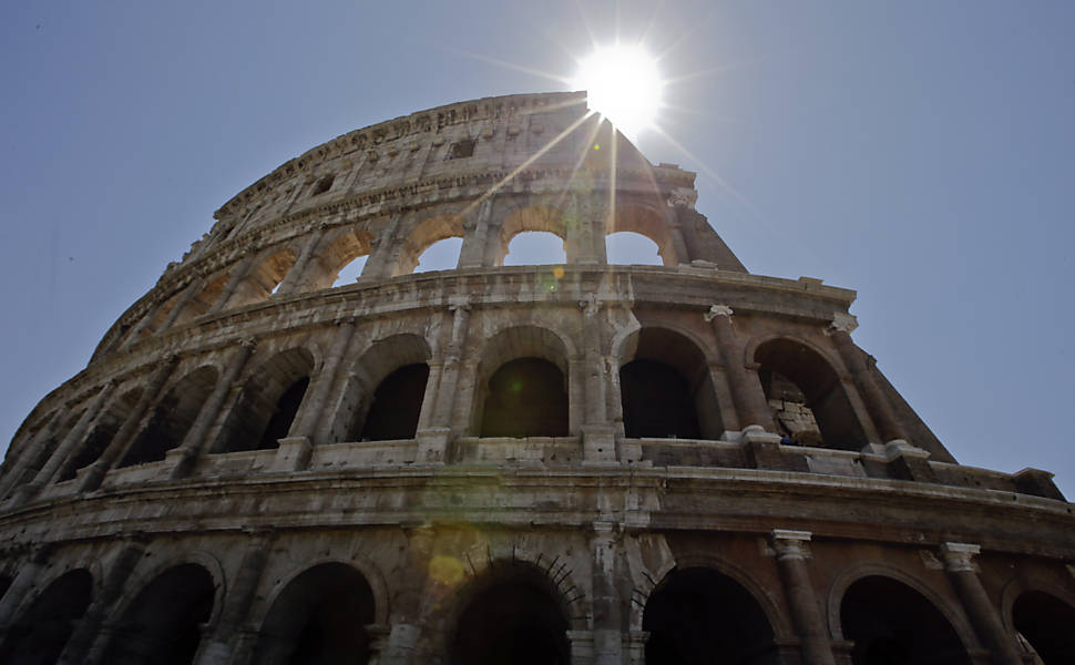 Roma restaura fachada do Coliseu 