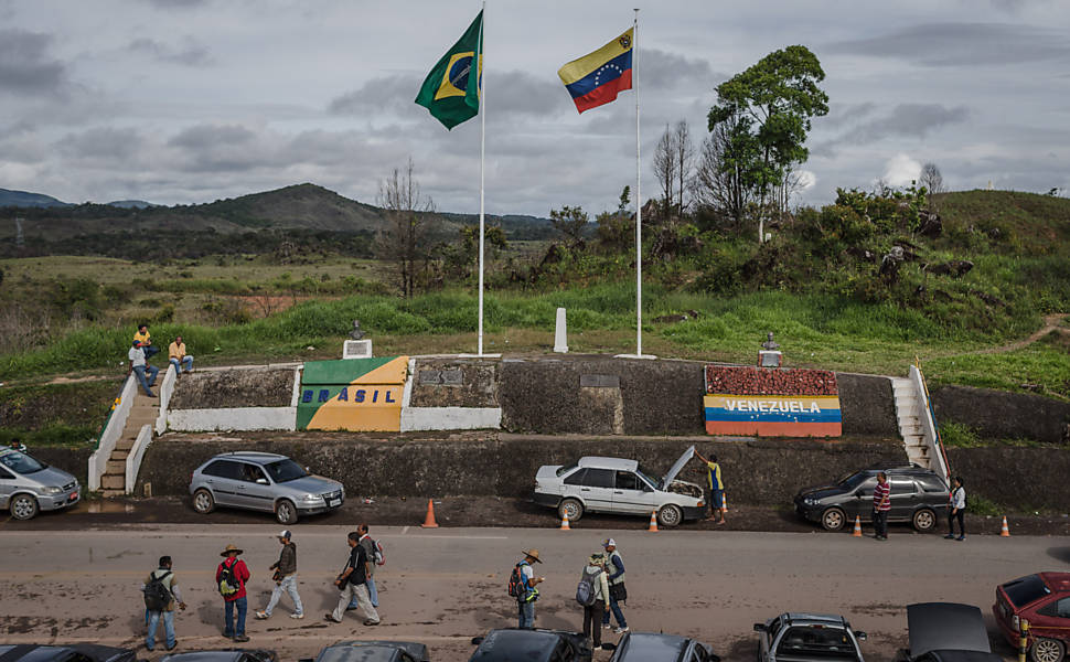 Venezuelanos vo a Roraima comprar alimentos