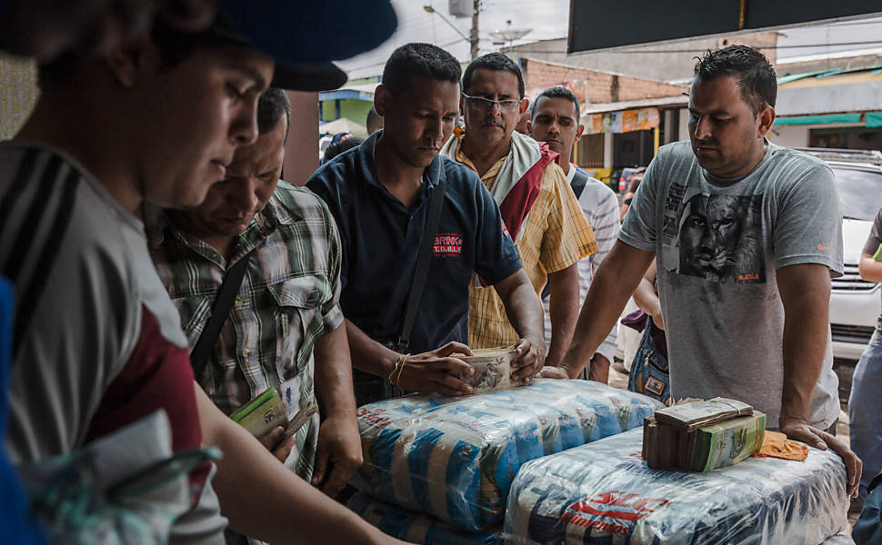 Venezolanos llegan a Pacaraima en busca de comida