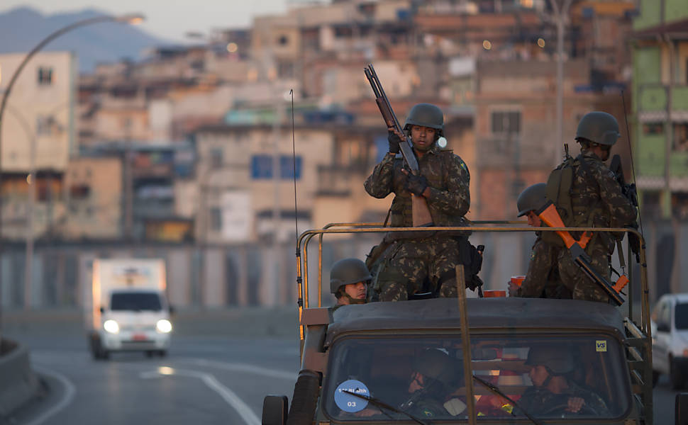 Foras armadas iniciam patrulha no Rio