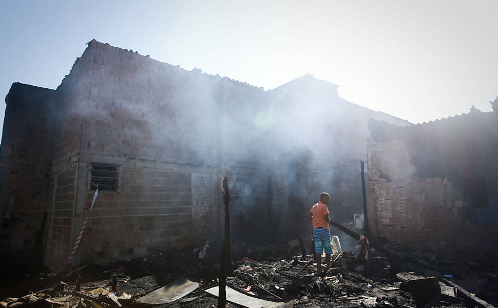 Rescaldo do incndio na favela Alba