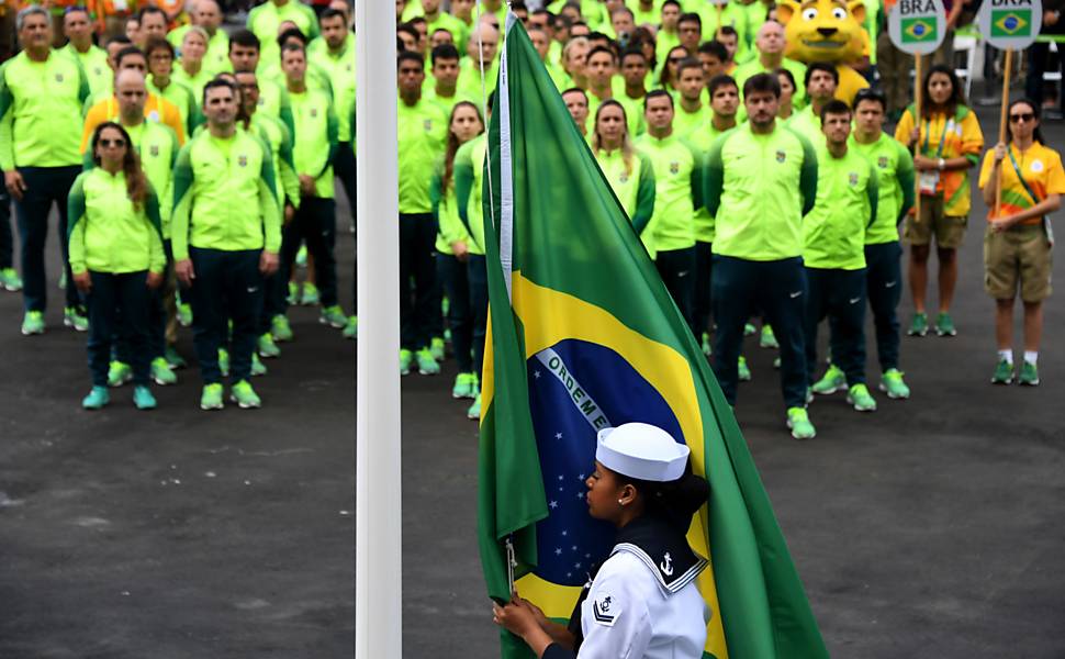 Hasteamento da bandeira do Brasil na Vila Olímpica