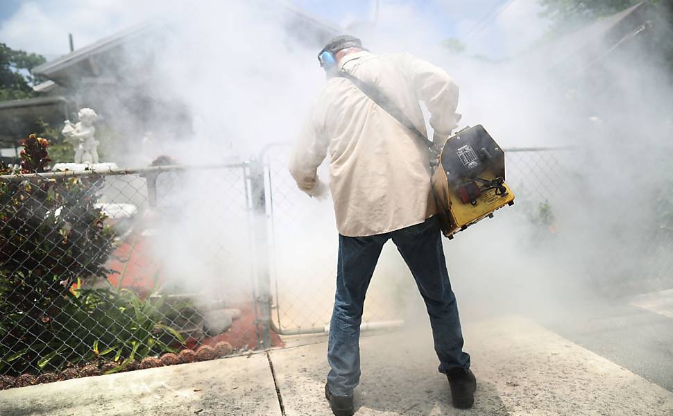 Agentes pulverizam 'marca zero' do foco da zika em Miami (EUA)