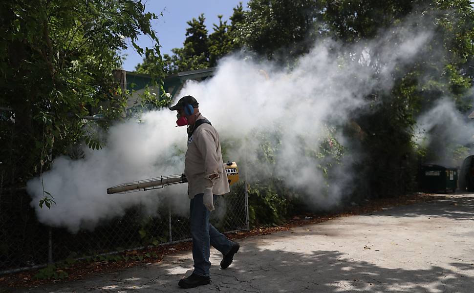 Agentes pulverizam 'marca zero' do foco da zika em Miami (EUA)