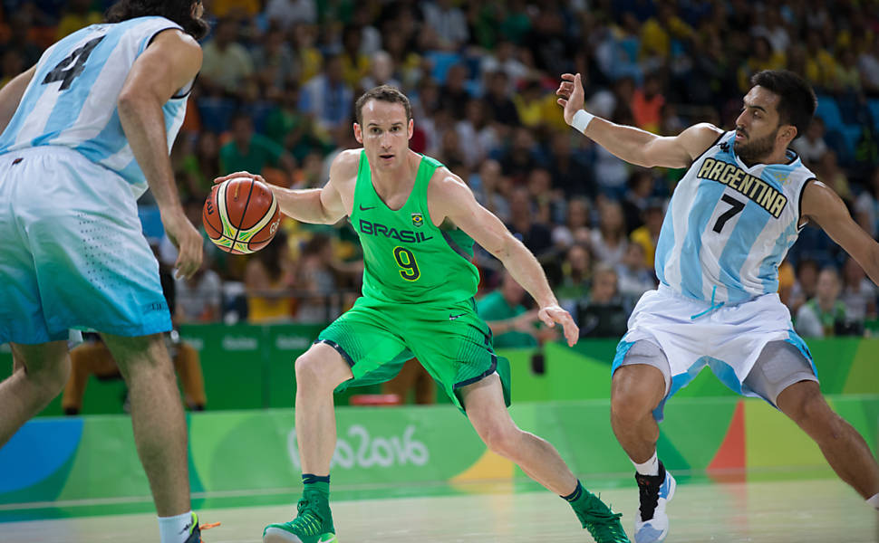 De olho no Mundial, seleção masculina de basquete bate a Argentina em  amistoso