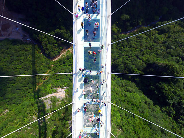 China inaugura maior ponte de vidro do mundo