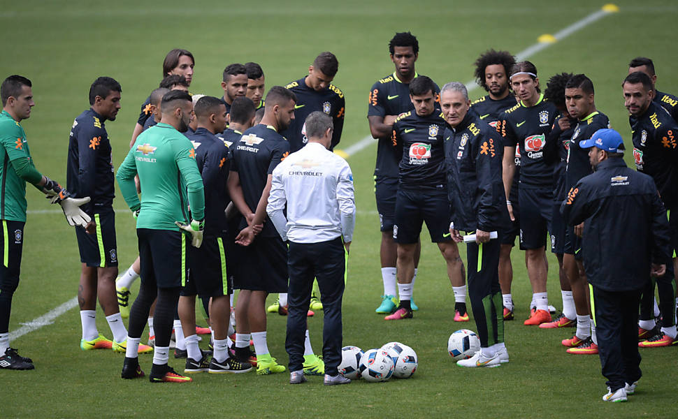 Jogadores se apresentam à seleção brasileira nesta segunda e fazem primeiro  treinamento