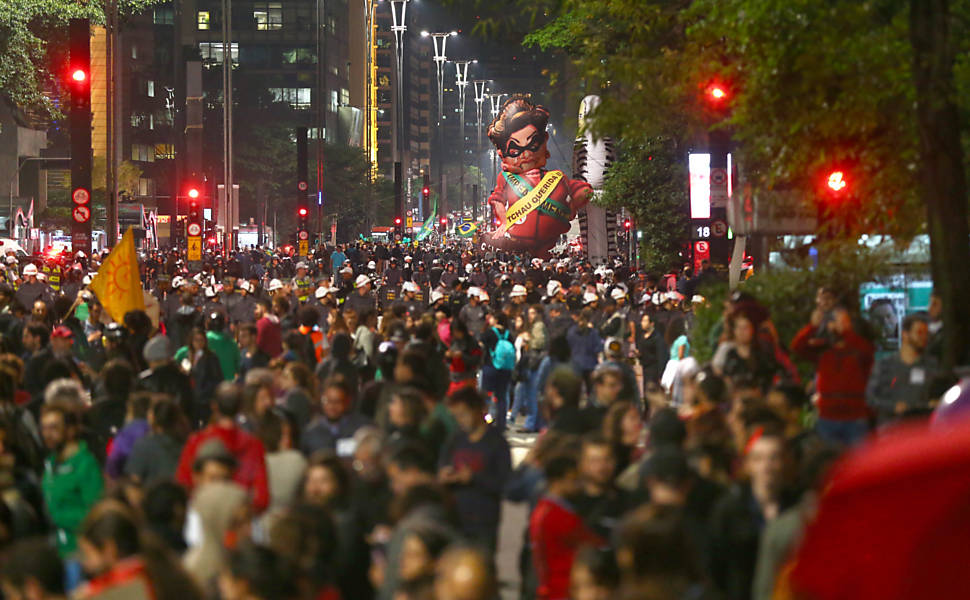 Avenida Paulista  dividida entre prs e contra o impeachment