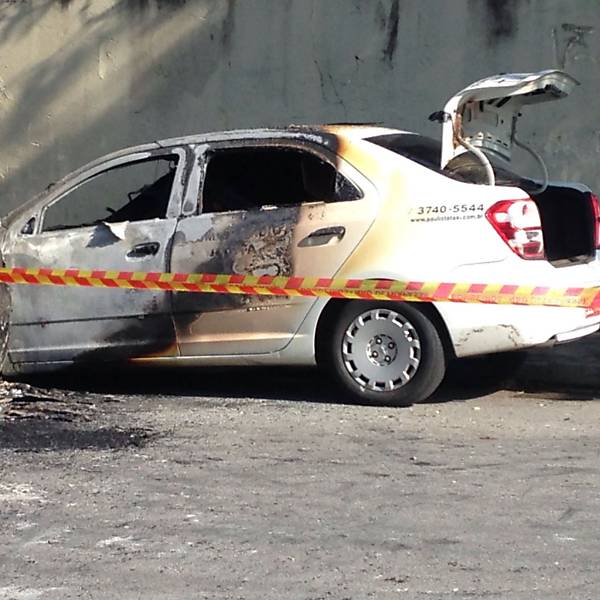 Taxi e nibus queimados na USP
