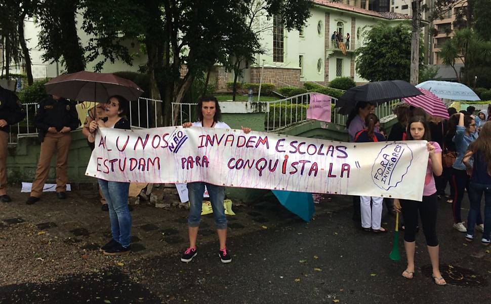 "Protestos nesta tera (25) em Curitiba"