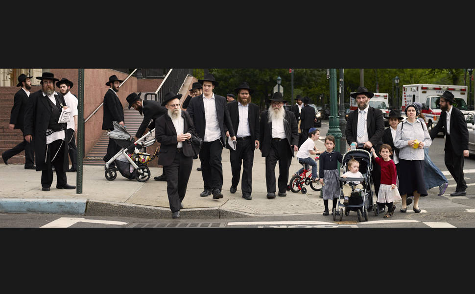 Grupo de judeus ortodoxos feita para o projeto "Nsoutros", emem Crown Heights, Nova York, em 2013