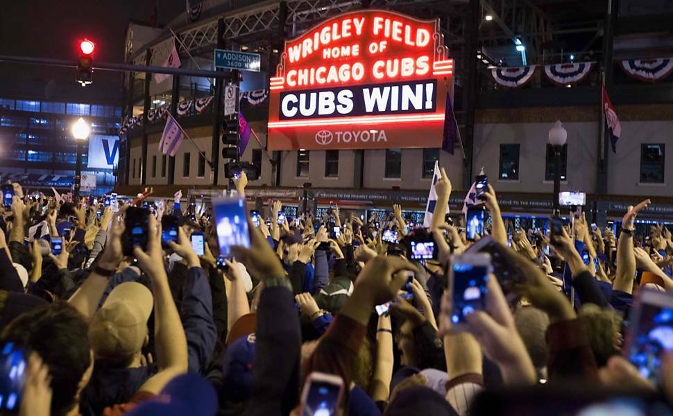 Fim da maldio, torcedores comemoram vitria dos Cubs, nos EUA