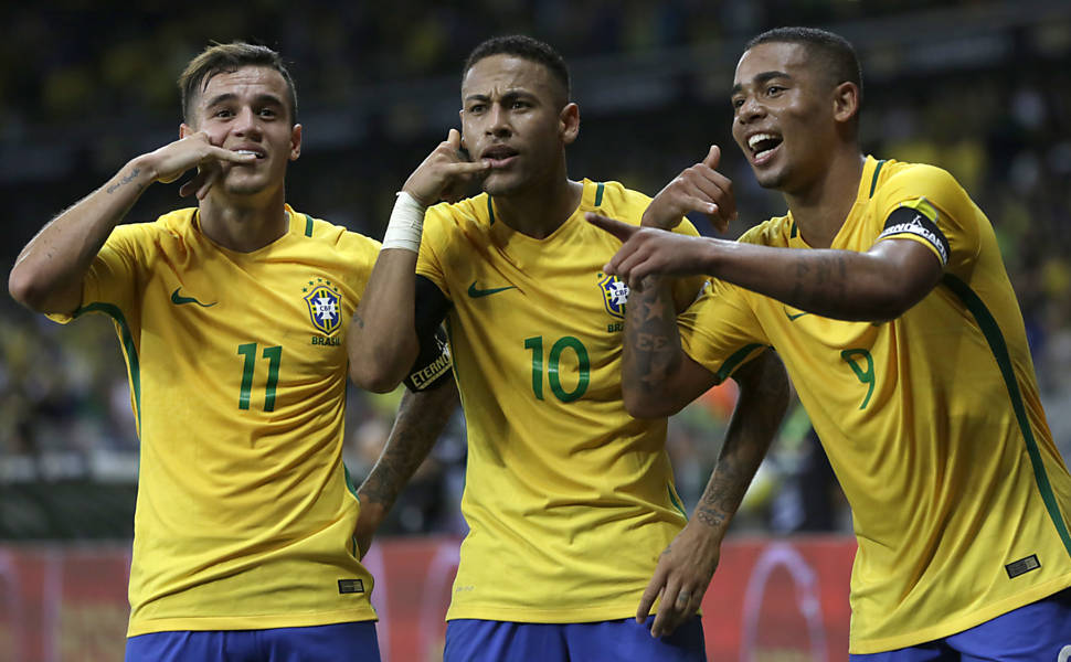 Belo Horizonte - MG - 10/11/2016 - Eliminatorias da copa do Mundo 2018  Brasil x Argentina, Neymar do Brasil disputa lance contra jogador da  Argentina pela eliminatoria da copa do Mundo de