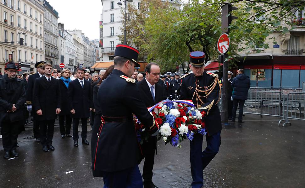 Cerimônia de um ano dos atentados terroristas na França