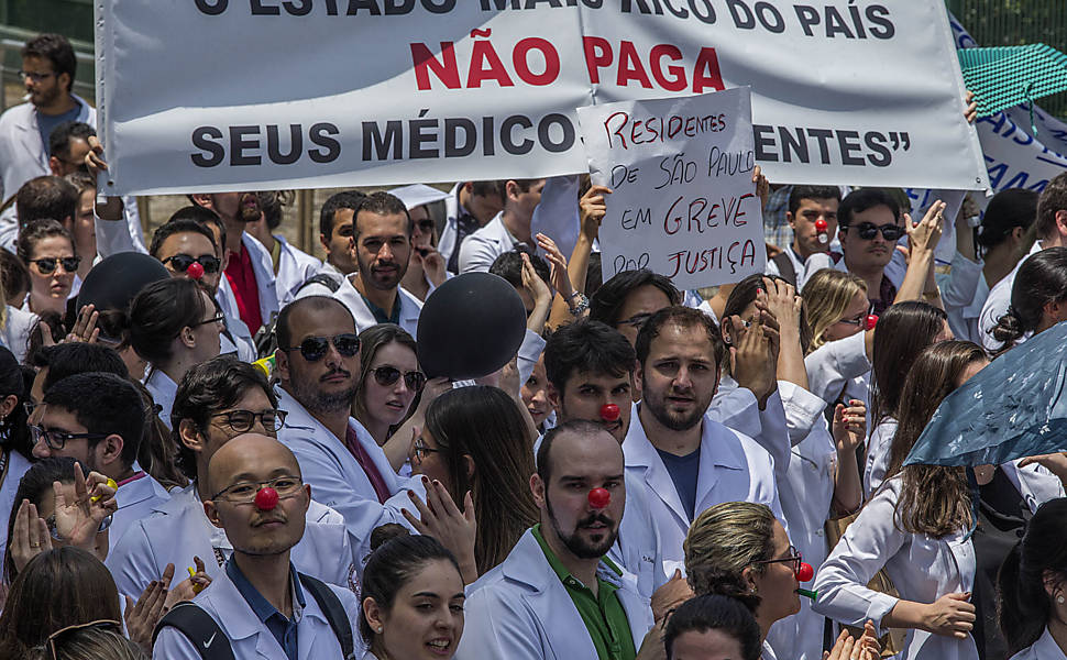 Em Greve Médicos Protestam Por Reajuste Na Sede Do Governo Alckmin