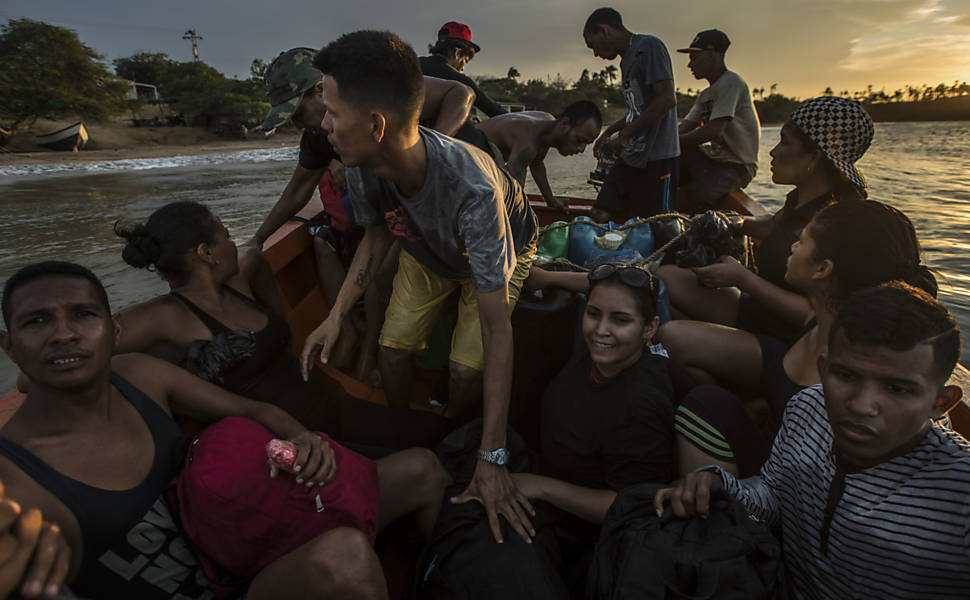 Venezuelanos fogem de barco do colapso econmico
