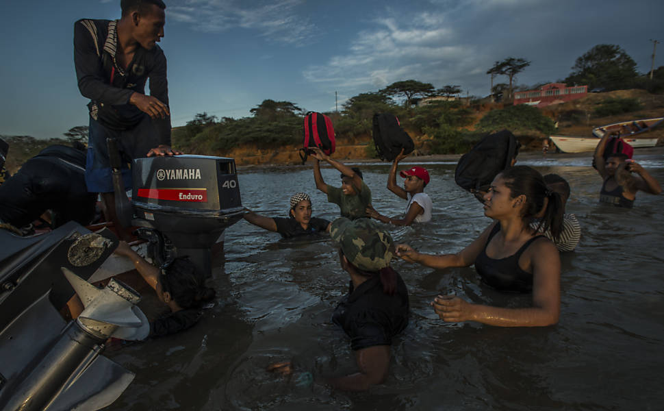 Venezuelanos fogem de barco do colapso econmico