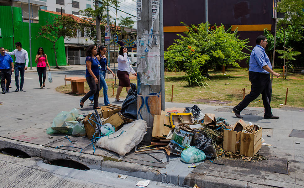 Lixo entope bueiros em So Paulo