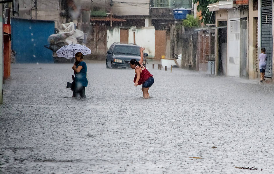Chuvas causam alagamentos em São Paulo