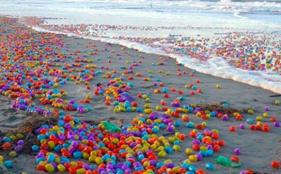 Praia coberta de Kinder ovos