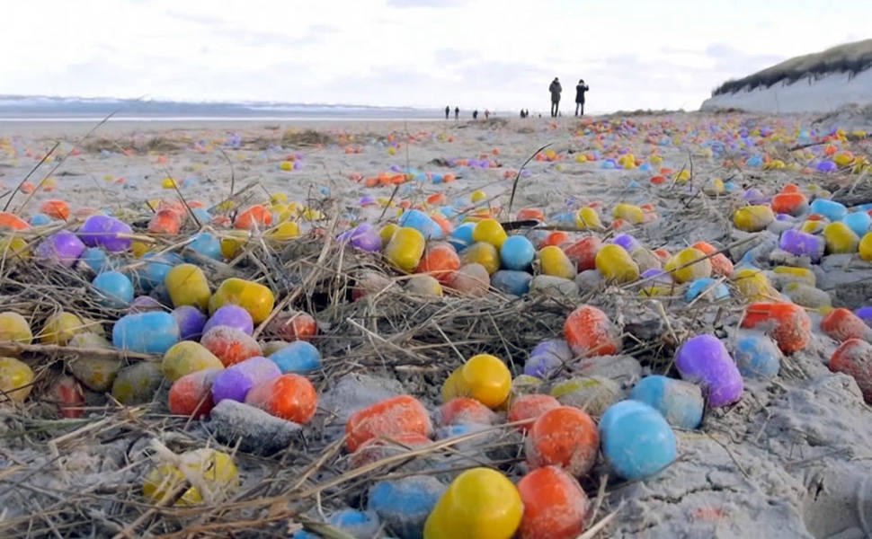 Praia coberta de Kinder ovos