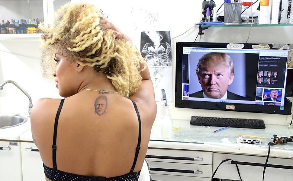 Miss Bumbum faz tatuagem com o rosto de Donald Trump
