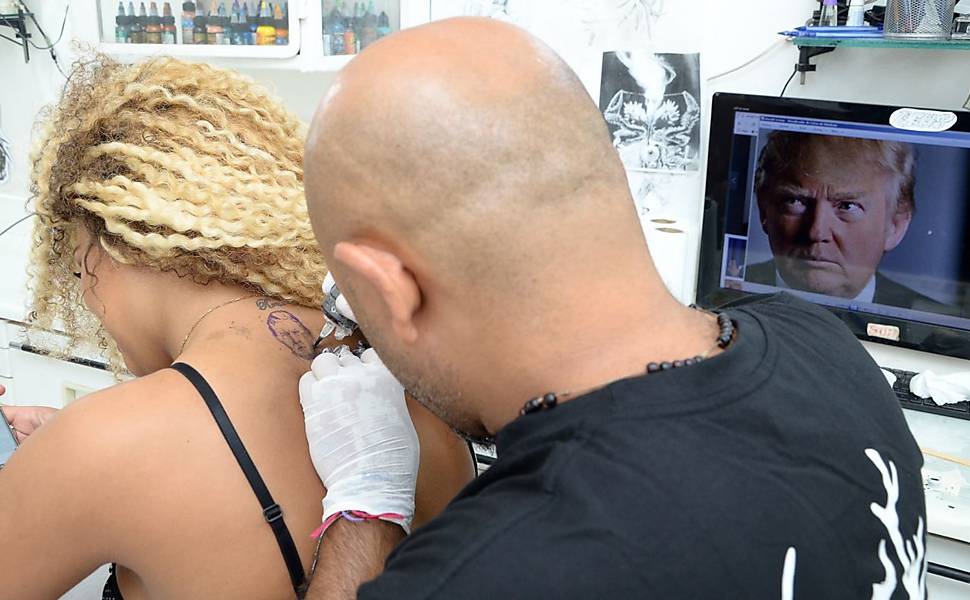 Miss Bumbum faz tatuagem com o rosto de Donald Trump