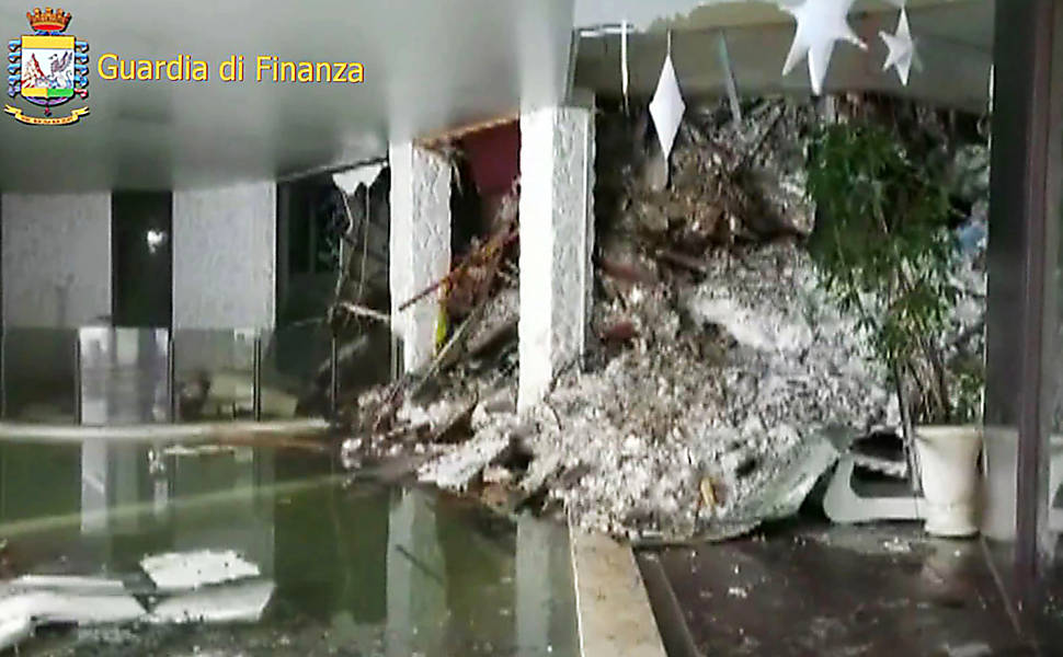 Avalanche deixa mortos em hotel na Itlia