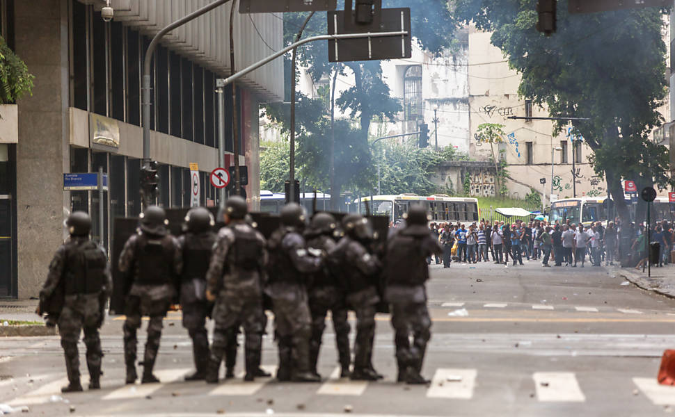 Servidores protestam contra plano de austeridade no Rio