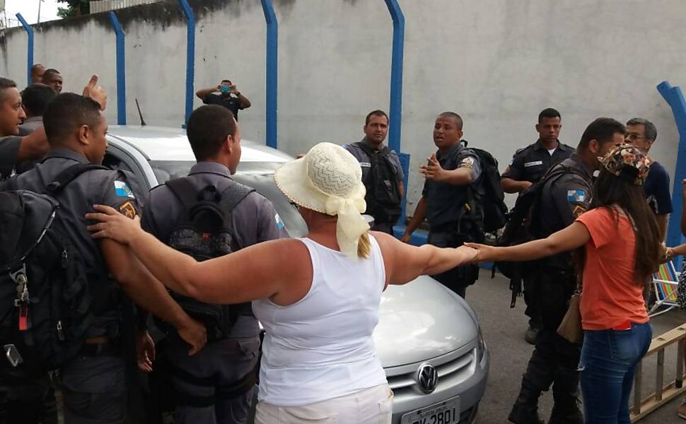 Familiares de PMs fazem protestos no Rio