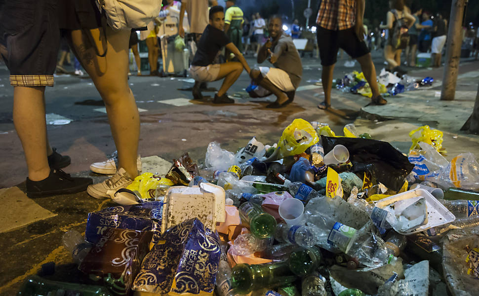 Acmulo de Lixo aps Blocos de Carnaval em So Paulo