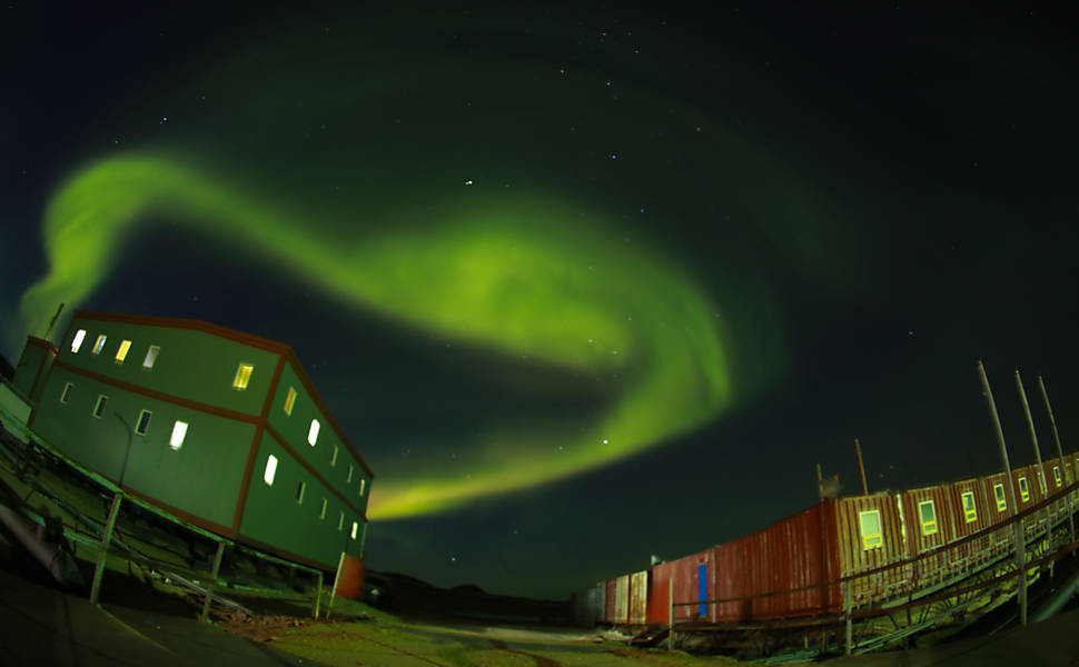 Aurora austral na Estação Zhongshan, uma base de pesquisa científica chinesa na Antártida