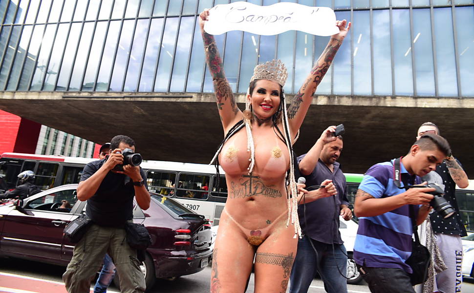 Sabrina Boing Boing desfila nua na avenida Paulista