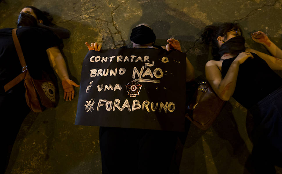 Manifestação de mulheres contra goleiro Bruno