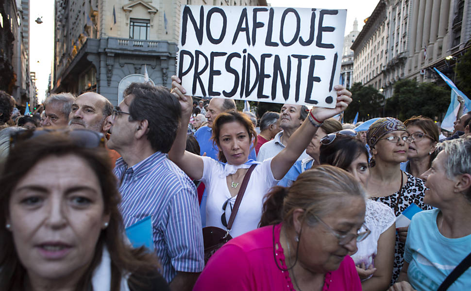 Argentinos vão às ruas em apoio a Macri