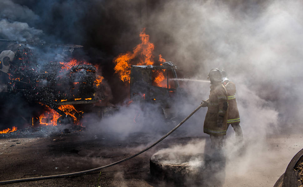 Traficantes ateiam fogo em veculos no Rio de Janeiro